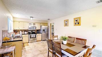 House, Multiple Beds, Garden View (La Vie in Lago Vista) | 3 bedrooms, individually decorated, individually furnished, bed sheets