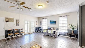 House, Multiple Beds, Garden View (La Vie in Lago Vista) | Living area