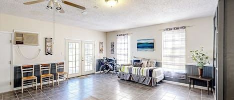House, Multiple Beds, Garden View (La Vie in Lago Vista) | Living area
