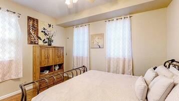 House, Multiple Beds, Garden View (La Vie in Lago Vista) | 3 bedrooms, individually decorated, individually furnished, bed sheets