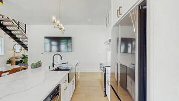 House, Multiple Beds (LBJ Overlook) | Private kitchen