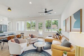 Ein geräumiger Wohnbereich mit Sofa, Couchtisch und Esstisch.