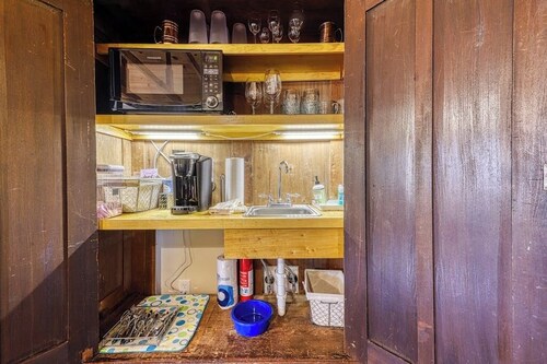 Adorable Studio Cabin With Covered Porch, Near Main Street, 2 Dogs OK