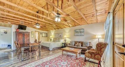 Adorable Studio Cabin With Covered Porch, Near Main Street, 2 Dogs OK