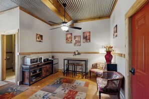 Kabin, 1 Tempat Tidur Queen, pemandangan kebun (Historic Rocky Hill - Malbec Suite) | Interior