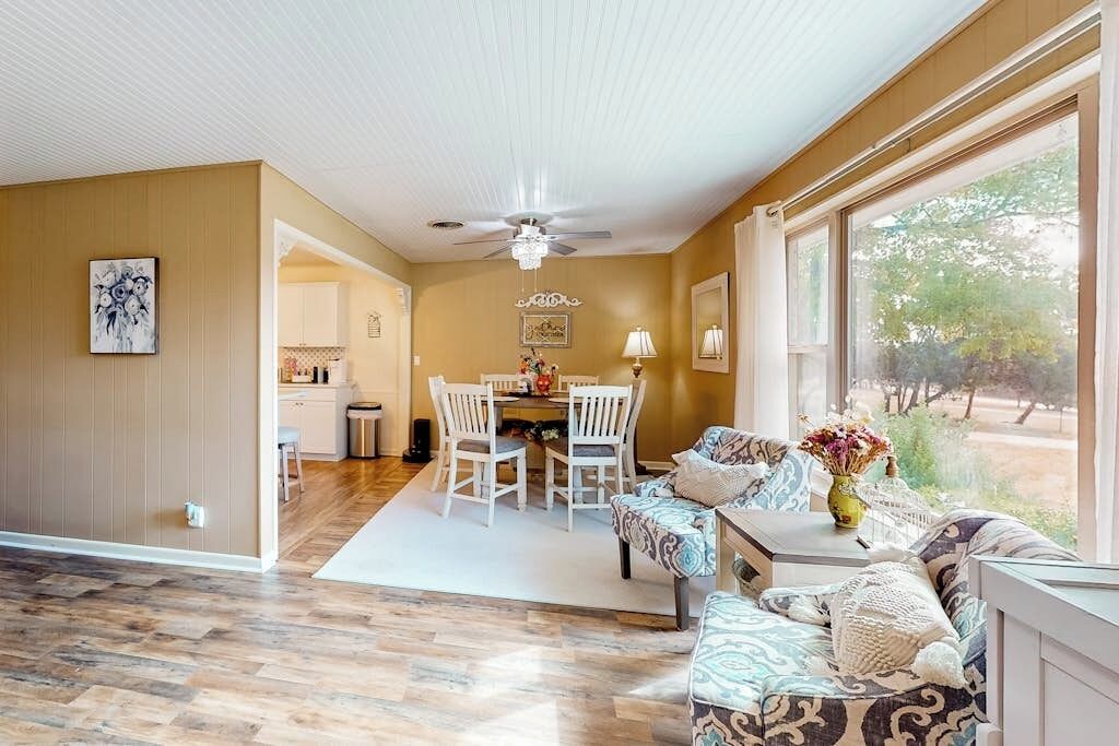 Hus, flere senger, hageutsikt (Suniland Cottage) | Oppholdsområde