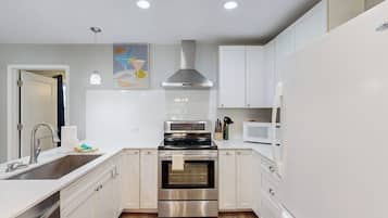 House, Multiple Beds (Belaire Bungalow) | Private kitchen