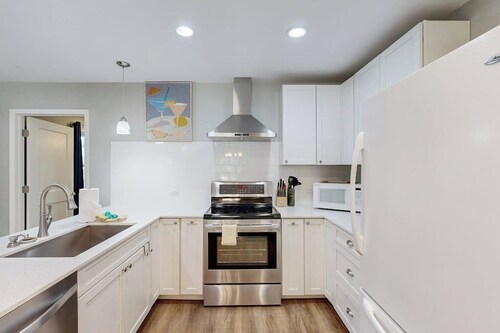 Cozy 2 Bedroom Home With Gas Grill, Patio, and Boat Parking