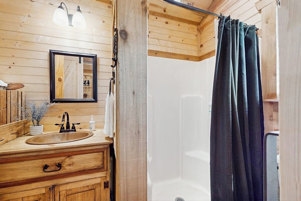 Cabin, 1 Queen Bed with Sofa bed, Garden View (River's SkyView Lodge) | Bathroom | Towels