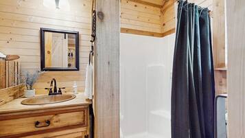 Cabin, 1 Queen Bed with Sofa bed, Garden View (River's SkyView Lodge) | Bathroom | Towels
