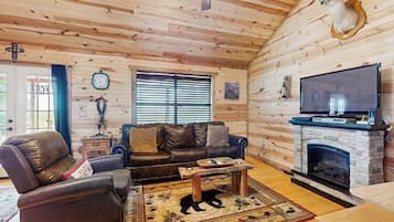 Cabin, 1 Queen Bed with Sofa bed, Garden View (River's SkyView Lodge) | Living area