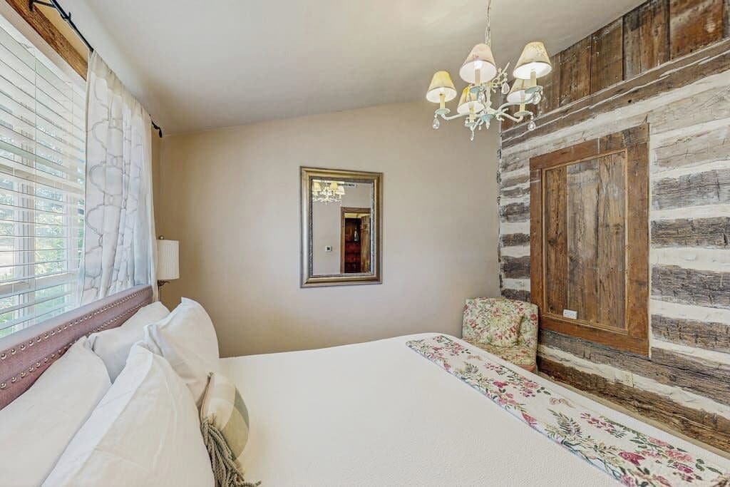 1 bedroom, individually decorated, individually furnished, bed sheets