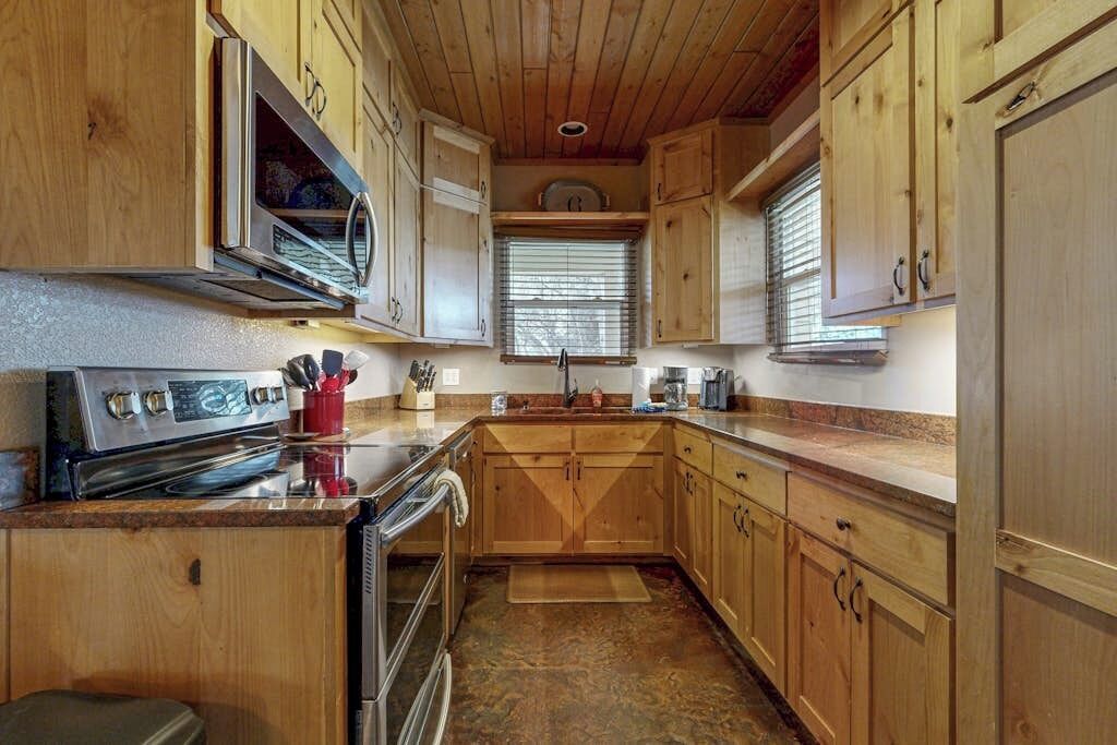 House, Multiple Beds (Arva's Retreat) | Private kitchen