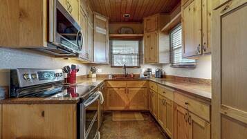 House, Multiple Beds (Arva's Retreat) | Private kitchen