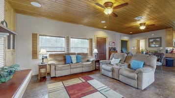 House, Multiple Beds (Arva's Retreat) | Living area
