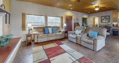 Renovated Waterfront Home With Wifi, Lake Views, Dock & Boat Lift - Dogs OK