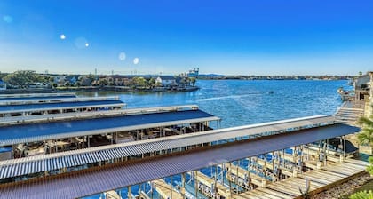 Dog-friendly & Spacious Condo With Lake Views, Large Balcony, & Pool