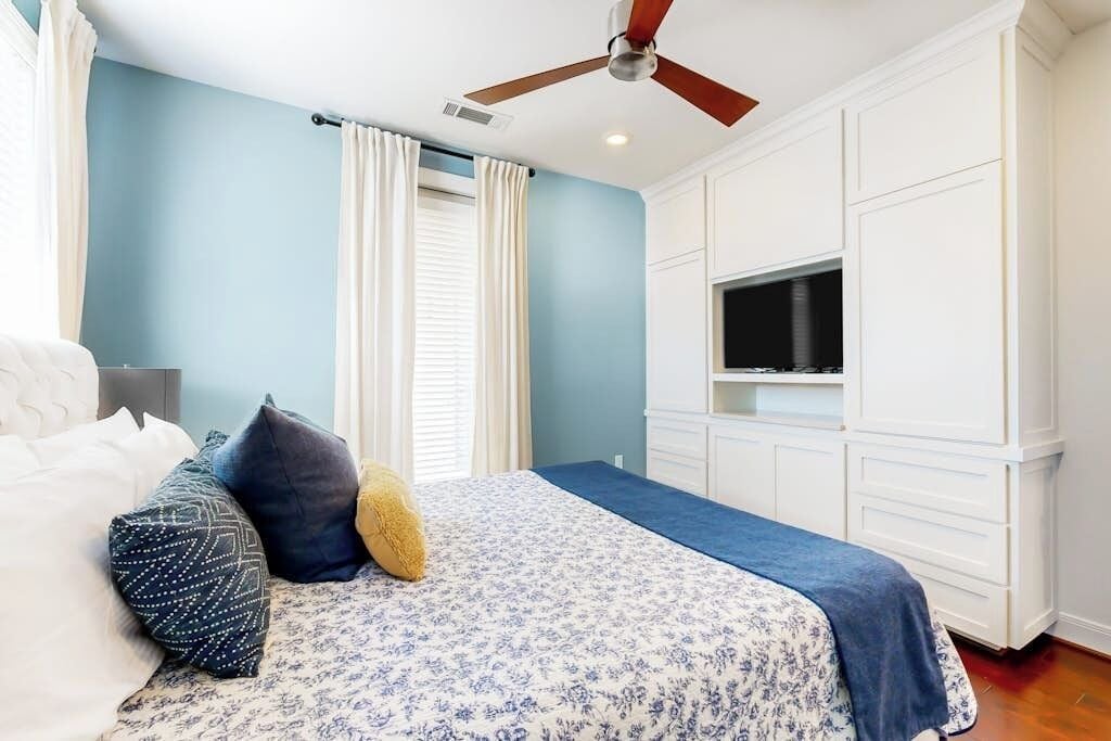 1 bedroom, individually decorated, individually furnished