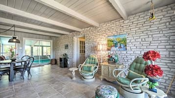 House, Multiple Beds, Pool View (Hillside Manor) | Interior
