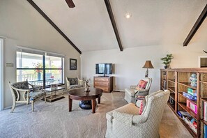 A living room with a fireplace, a television, and a bookshelf. - Snowbird-friendly House With Game Room, Full Kitchen, Balcony & W/D (Kerrville)