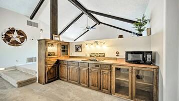 House, Multiple Beds, Pool View (Hillside Manor) | Interior