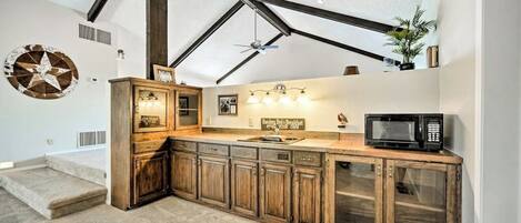 House, Multiple Beds, Pool View (Hillside Manor) | Interior