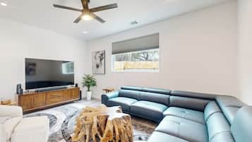 Condo, Multiple Beds, Balcony, Garden View (Lago Vista Hideaway) | Living area