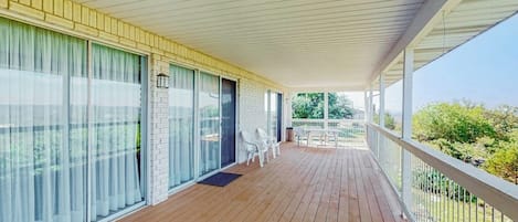 Hus, flere senger, hageutsikt (Hilltop Holiday) | Terrasse/patio