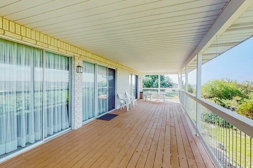 2-story Home With Covered Patio, Balcony, Fireplace, Streaming, Great Views, W/D