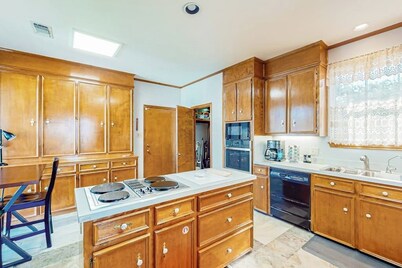2-story Home With Covered Patio, Balcony, Fireplace, Streaming, Great Views, W/D