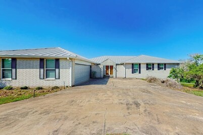 2-story Home With Covered Patio, Balcony, Fireplace, Streaming, Great Views, W/D