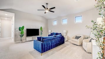 House, Multiple Beds, Mountain View (Dream on Devil's Cove) | Living area