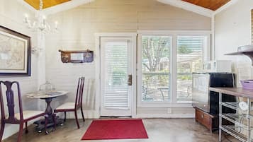 Studio, 1 giường cỡ king, không được mang vật nuôi, quang cảnh vườn (Travis Street - Travis Cottage) | Quang cảnh từ phòng