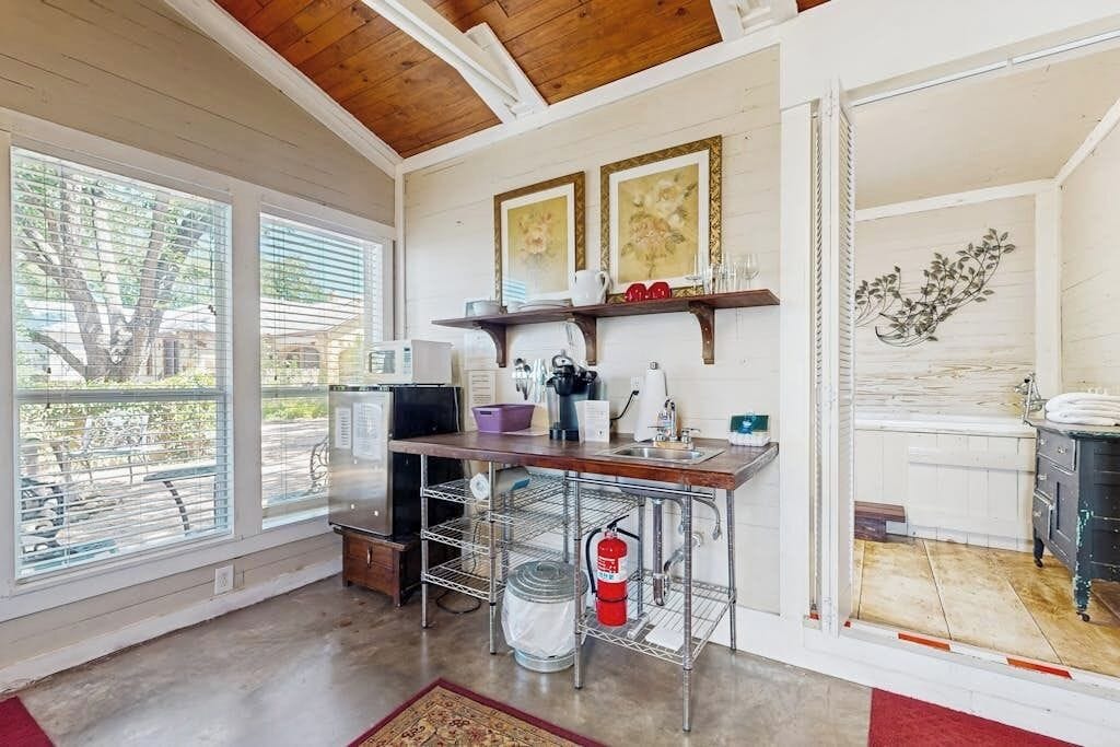 Studio, 1 King Bed, Pets not allowed, Garden View (Travis Street - Travis Cottage) | Private kitchen