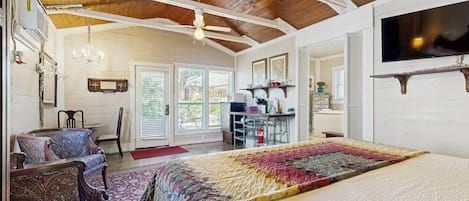 Estudio, 1 cama King size, no se aceptan mascotas, vista al jardín (Travis Street - Travis Cottage) | Decoración personalizada, muebles diferentes y ropa de cama