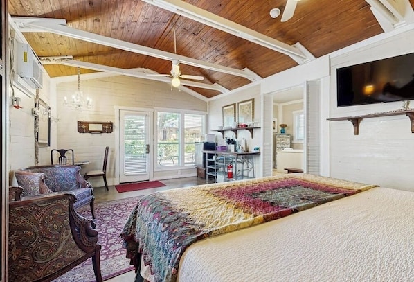 Studio, 1 Tempat Tidur King, Hewan Peliharaan Dilarang (Travis Street - Travis Cottage) | Didekorasi berbeda-beda dan dilengkapi dengan perabotan berbeda-beda