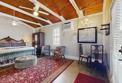 Romantic Studio Suite With a Jetted Tub & Old-world Comfort