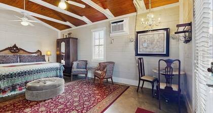Romantic Studio Suite With a Jetted Tub & Old-world Comfort