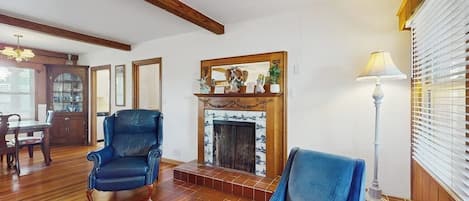 Casa, varias camas, vista al jardín (Angels Rest) | Área de sala de estar