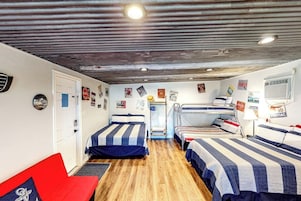 Casa, varias camas (Cottonwood Cottage on Lake LBJ) | 1 dormitorio, decoración individual, mobiliario individual
