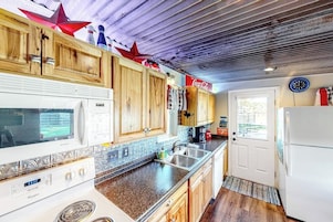 Casa, varias camas (Cottonwood Cottage on Lake LBJ) | Cocina privada