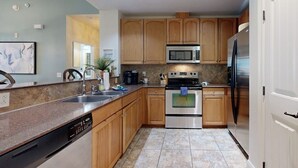 Condo, Berbilang Katil, Pool View (The Waters Condo Building 2 ) | Dapur peribadi
