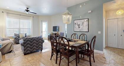 Hill Country Corner Condo at The Waters - Central AC, Lake Views & Pool