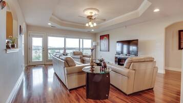 House, Multiple Beds (High View Retreat) | Living area