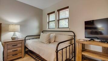 House, Multiple Beds, Balcony (Elk Lodge) | 5 bedrooms, individually decorated, individually furnished, bed sheets