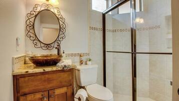 House, Multiple Beds, Balcony (Elk Lodge) | Bathroom