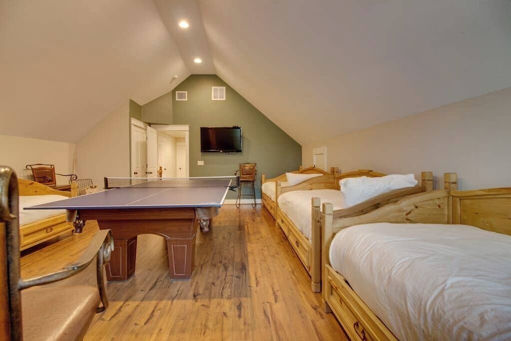 House, Multiple Beds, Balcony (Elk Lodge) | 5 bedrooms, individually decorated, individually furnished, bed sheets