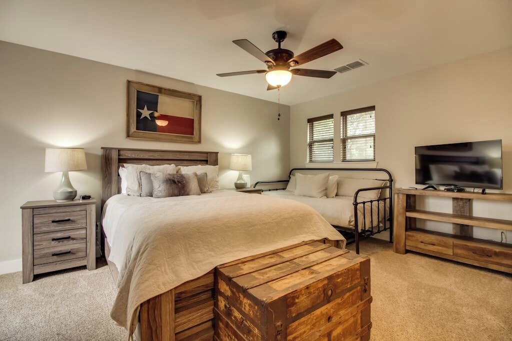 House, Multiple Beds, Balcony (Elk Lodge) | 5 bedrooms, individually decorated, individually furnished, bed sheets