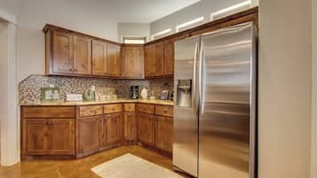 House, Multiple Beds, Balcony (Elk Lodge) | Private kitchen