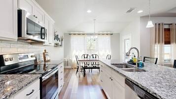 House, Multiple Beds, Garden View (Escape to Tranquility) | Private kitchen